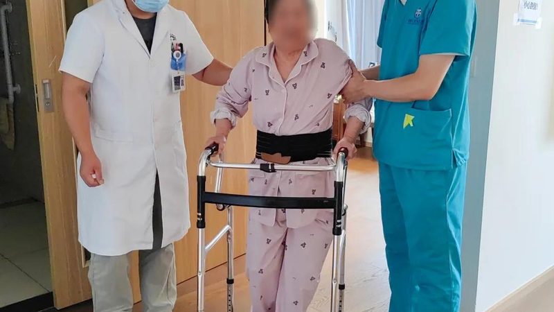 社区养老是一种将养老服务与社区环境相结合的养老模式，具有以下优势：
